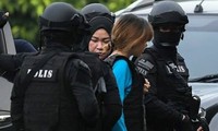 Đoàn Thị Hương được cảnh sát hộ tống tới tòa án Sepang hôm 13/4.