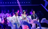 Theo phía tổ chức, việc Hari Won ngồi ghế giữa 2 nam giám khảo trong live show 8 khiến Hồ Quỳnh Hương nổi giận và hủy show. Ảnh: BTC.