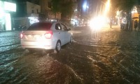 Đường phố Hà Nội ngập trong biển nước sau cơn mưa lớn