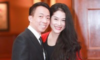 Vợ trẻ kém Việt Hoàn 18 tuổi: Lấy chồng nổi tiếng coi chừng tai bay vạ gió