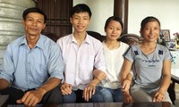 Gia đình Hồ Phi Khánh- thủ khoa đạt 30 điểm khối B trong Kỳ thi THPT quốc gia 2017. 