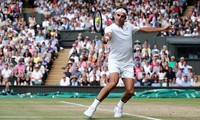 Những quả trái tay vẫn là vũ khí lợi hại của Federer tại Wimbledon năm nay. Ảnh: Reuters.