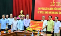 Bí thư Đảng ủy Khối các cơ quan TƯ trao tặng kinh phí xây dựng 70 ngôi nhà tình nghĩa cho tỉnh Quảng Trị.
