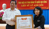 Ông Thân Đức Hưởng, Phó Chủ tịch UBND tỉnh Cà Mau trao Bằng Tổ quốc ghi công liệt sĩ Lữ Anh Dồi cho bà Nguyễn Thị Mai.