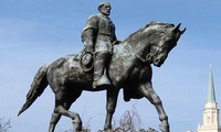 Bức tượng đại tướng Robert E. Lee ở Charlottesville, Virginia. Ảnh: US News.