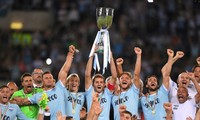 Lazio nâng cao danh hiệu đầu tiên của mùa giải mới. Ảnh: Reuters.
