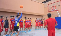 Trước trận đấu Thái Lan, U22 Việt Nam luyện... bóng rổ