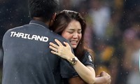 Nữ trưởng đoàn xinh đẹp khóc nức nở khi Thái Lan đoạt HCV