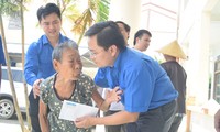 Trung ương Đoàn thăm, tặng quà nhân dân thiệt hại trong bão số 10