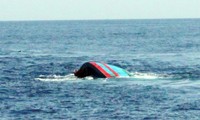 The squid fishing boat sank at sea.  Illustrative photo: Internet.