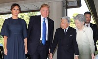 Tổng thống Mỹ gặp Nhật Hoàng, cùng Thủ tướng Nhật cho cá ăn