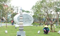 Công viên APEC là nơi trưng bày các biểu tượng của các nền kinh tế thành viên APEC. Trong ảnh là tác phẩm Hào quang chân lý của Nhật Bản.