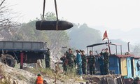 Người nhái trục vớt bom gần 1,5 tấn dưới chân cầu Long Biên