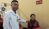 Bác sĩ Thọ đang điều trị cho bệnh nhân H. Ảnh: HQ.
