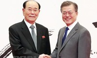 Chủ tịch Đoàn Chủ tịch Hội nghị Nhân dân Tối cao Triều Tiên Kim Yong-nam (trái) và Tổng thống Hàn Quốc Moon Jae-in. Nguồn: Yonhap/TTXVN