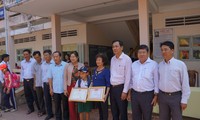 Lãnh đạo tỉnh Cà Mau, huyện U Minh và gia đình chụp hình kỷ niệm với em Nguyễn Nhật Nam.