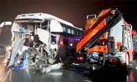 Clip xe khách đâm xe cứu hỏa trên cao tốc Pháp Vân