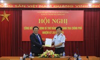 Đồng chí Sơn Minh Thắng trao quyết định và chúc mừng đồng chí Lê Minh Khái. Ảnh Thanhtra.gov.vn.