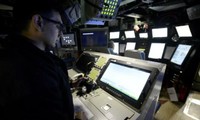 Trung tá Anthony Matus đang sử dụng tay cầm Xbox để điều khiển kính tiềm vọng quang điện tử trên tàu ngầm Colorado. Ảnh: US Navy.