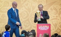 Tổng thống Nga, Putin bên cạnh Chủ tịch FIFA, Infantino. Ảnh: Reuters.