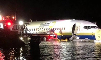 Lực lượng cứu hộ tiếp cận hiện trường Boeing 737 lao xuống sống ở Florida, Mỹ tối 3/5. Ảnh: Reuters.