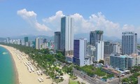 Nhà cao tầng mọc san sát dọc bờ biển thành phố Nha Trang, Khánh Hòa.
