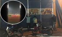 Hàng Đẫy bị &apos;treo sân&apos;, cổ động viên nhòm khe cửa xem derby Hà Nội