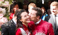 Chồng Tây liên tục hôn Hoàng Oanh ở lễ rước dâu