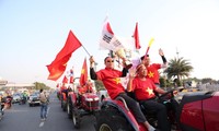 Cổ động viên lái máy cày đến Nội Bài đón những nhà vô địch SEA Games