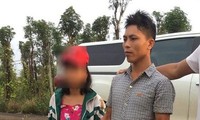 Nguyễn Ngọc Khoát cùng nữ sinh T. sau khi được di lý về Nghệ An. Ảnh: Báo Nghệ An.