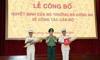 Thượng tướng Bùi Văn Nam trao quyết định và chúc mừng Đại tá Phan Hoàng Lắm, Thượng tá Huỳnh Việt Hòa.