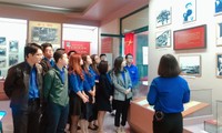 Tham quan bảo tàng Tuổi trẻ Việt Nam nghe về tấm gương các anh hùng trẻ tuổi