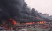 Cháy chợ trung tâm huyện Ea Súp, nhiều ki-ốt chìm trong biển lửa