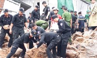 Lũ kinh hoàng ở Khánh Hòa: Tóe máu vần đá tảng, bới đất tìm người