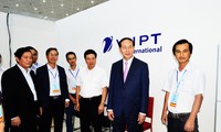 Chủ tịch nước Trần Đại Quang và Phó Thủ tướng Phạm Bình Minh đến thăm trung tâm điều hành kỹ thuật của VNPT tại Trung tâm Báo chí quốc tế APEC 2017.