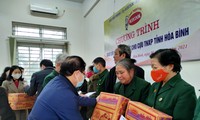 Tổng Biên tập báo Tiền Phong Lê Xuân Sơn trao quà cho các cựu TNXP tỉnh Hòa Bình