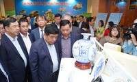 Các đại biểu tham dự hội nghị thăm quan gian hàng giới thiệu sản phẩm của Thái Bình