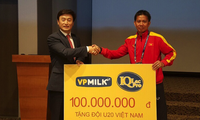 HLV Hoàng Anh Tuấn nhận món quà đại diện VPMilk trao tặng U20 Việt Nam.