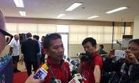 HLV Hoàng Anh Tuấn trả lời báo chí Việt Nam ở Cheonan, Hàn Quốc.