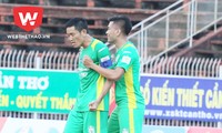 Trung vệ Trần Chí Công (trái) bị cấm thi đấu 3 trận. 