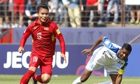 Quang Hải (trái) là người ghi bàn quyết định giúp Việt Nam thắng Campuchia 2-1 ở trận lượt đi trên sân Phnom Penh. 