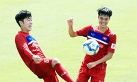 Lương Xuân Trường (trái) và các đồng đội sẽ giành đủ 3 điểm trước Campuchia hôm nay?