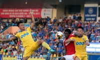 Bằng trận thua Quảng Ninh, FLC Thanh Hoá đã dâng ngôi đầu bảng V-League cho Quảng Nam và CLB Hà Nội.
