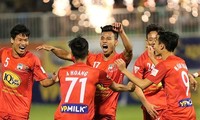 Các cầu thủ HAGL ăn mừng bàn thắng ghi vào lưới CLB Hà Nội trong chiến thắng 3-2 chiều 27/10.