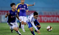 CLB Hà Nội (trái) đã thay vị trí số 1 của "người anh em" Quảng Nam trên bảng xếp hạng V-League.
