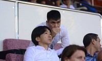 HLV Miura và Công Vinh trên khán đài sân vận động Thống Nhất hôm 19/11.