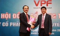 Ông Trần Anh Tú (phải) thay ông Võ Quốc Thắng làm Chủ tịch HĐQT VPF nhiệm kỳ 2017-2020.