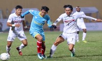 Khánh Hoà (áo xanh) gặp bất lợi khi bị Boeung Ket Angkor cầm hoà 4-4 ở sân nhà.