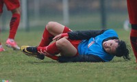 Công Phượng đau đớn sau khi bị đau ở buổi tập ngày 27/12 của U23 Việt Nam.