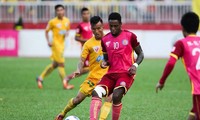 Thanh Hoá (áo vàng) bị Sài Gòn FC cầm hoà 1-1 ngay tại sân nhà ở lượt trận 7 V-League 2018.